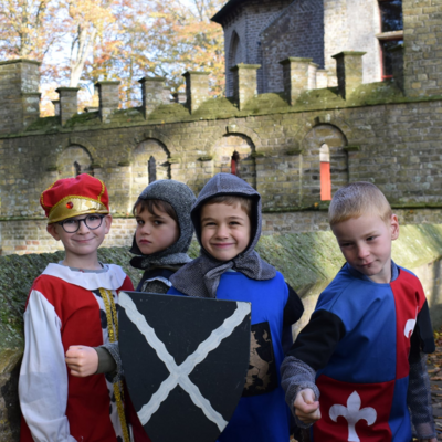 Kinderen verkleed als ridders 