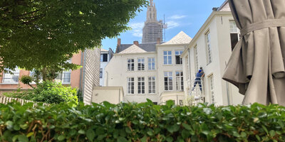 Zicht op de Kathedraal van Antwerpen vanuit de tuin van De Hofkamer. 